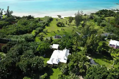 Image de Historic Belfield Beach Estate sur Long Bay Beach Park - Près de tout!
