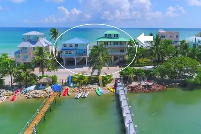 Image de \"Deux fois plus beau\": 2 maisons de plage SideBySide Ocean-2-River: quais, bains Ă remous et plus
