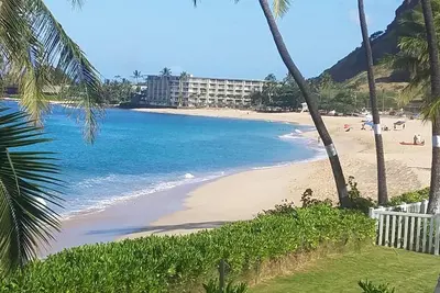 Image de Oceanside Bungalow sur la belle plage de Makaha. Super surf et plongée en apnée