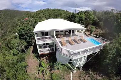 Image de Fish Tales, une maison de style cottage des Caraïbes avec piscine, à pied de Reef Bay Beach