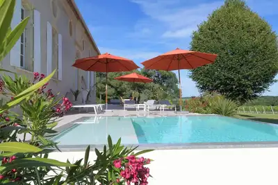 Image de Prestigious 18th Century Master House With Swimming po Surrounded by the Vignard