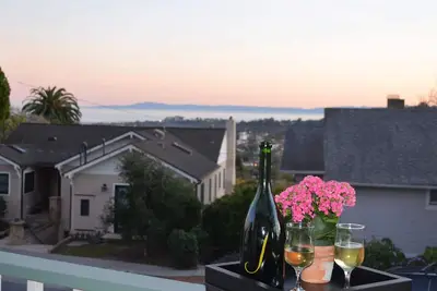 Image de Le Grand-Père Noël avec Barbara spectaculaire sur l'océan et sur la ville