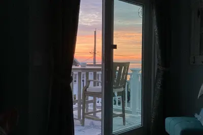 Image de Maison de plage immaculée, vue sur l'océan, plage privée, excellent emplacement!