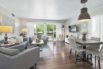 Image de Immaculée, rénovée, rez-de-chaussée, 2 Br 2 Ba, WiFi gratuit, câble, piscine.