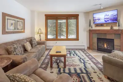 Image de Condo à The Springs juste à côté de la télécabine et River Run Village!