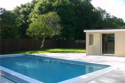 Image de Maison familiale récemment rénovée avec piscine près de Siesta Key et Lido Key