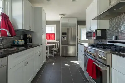 Image de 10 Lits en 4 Br! Peut accueillir jusqu'à 16 personnes!