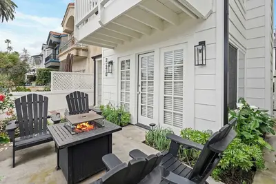 Image de (# 256) Americana-Jacuzzi, vélos, climatisation, terrasse sur le toit meublée, marches menant au sable et boutiques!