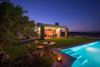 Image de Villa Cristelia en bord de mer et piscine