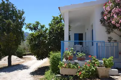 Image de maison individuelle, entourée de verdure avec vue sur la mer