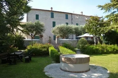 Image de La vue d'ensemble (Palazzo fin '700 dans les collines des Marches)