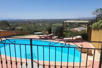 Image de villa panoramique avec piscine privée et bain à remous, pelouse verte -wifi