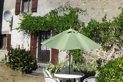 Image de Début chalet du 18ème siècle dans le village de Manot seulement 9 kms de Confolens