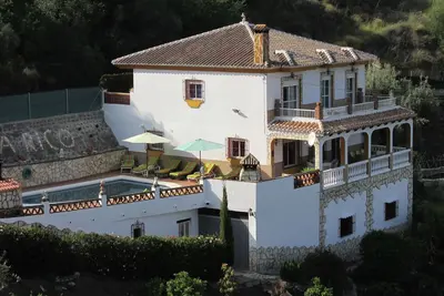 Image de Villa calme, avec piscine privée et Wi-Fi gratuit, à 10 km de la plage