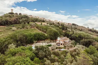 Image de Sur la colline - à 10 minutes de la mer!