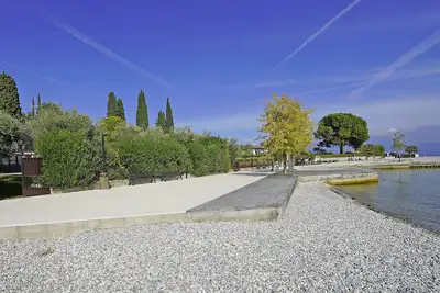 Image de Villa directement sur le lac, avec grand jardin et jacuzzi extérieur privé.