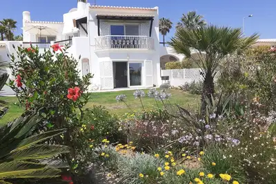 Image de Spacieux 2 Bed Apt. Terrasses, jardins, la mer d'âge mûr Vues et l'utilisation des piscines communales