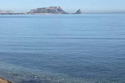 Image de Petite maison en bord de mer, accès à la plage privée, parking couvert