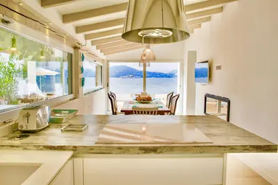 Image de Villa Pieds dans l'eau avec plage de sable privée sur le golfe de Saint Tropez