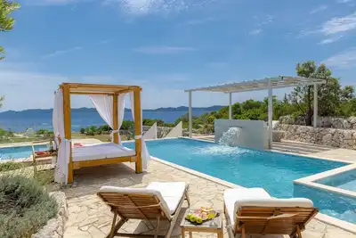 Image de Villa Oasis, 5 chambres, piscine chauffée, jacuzzi, front de mer