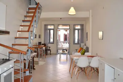 Image de Maison en vielle ville près de la mer avec grande terrasse solaire