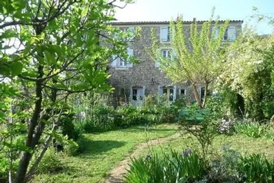 Image de Grand appartement de 100m2 vouté en pierre apparentes avec jardin arboré