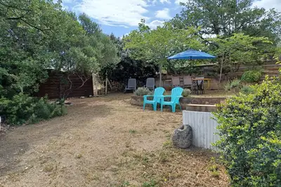 Image de location avec son jardin, grand terrain arboré, proche mer, en rez-de-villa