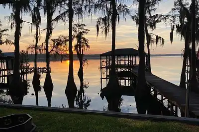 Image de Maison isolée au bord du lac avec quai sur le lac Louisa à seulement 22 miles de Disney!
