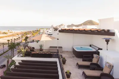 Image de Luxueux Penthouse avec vue sur l'océan avec jacuzzi et distance de marche de la plage et du port de plaisance