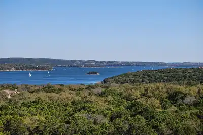 Image de Villa surplombant le magnifique lac Travis au Hollows Resort!