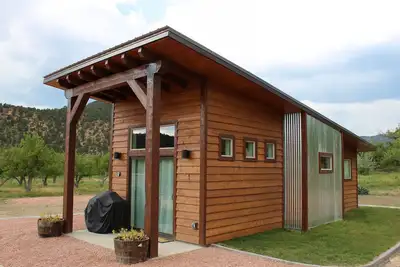 Image de Apple Hollow Tiny House # 1 Zion / Bryce Tiny House dans un verger de pommiers! 4 personnes