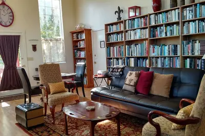 Image de Ferndale BluffHouse - Suite Bibliothèque avec plus de 3000 livres! (707) 786-7014