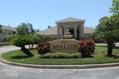 Image de Cuisine rénovée, piscine de style complexe, à 10 minutes de Clearwater Beach. . .