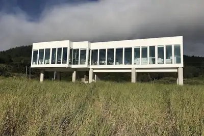 Image de Oceanfront De Luxe Moderne: Vue panoramique du sol au plafond et accès direct à la plage