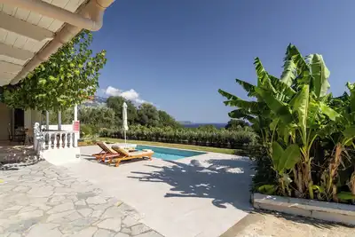 Image de retraite verte, conviviale et familiale, vue sur la mer, la vie privée, village pittoresque