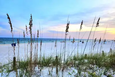 Image de Profitez de la plage, des piscines, du bain à remous, du tennis et de la nature