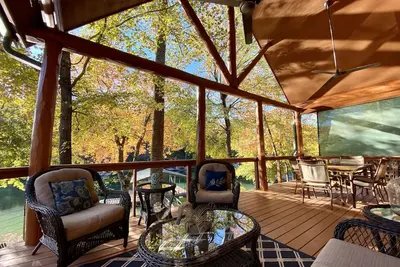 Image de Superbe cabane en rondins au bord du lac avec quai couvert ~ Près de Clemson