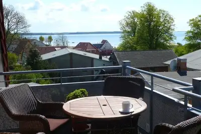 Image de Appartement confortable avec vue sur le lac, balcon, plage et. proche des commerces, calme, WiFi