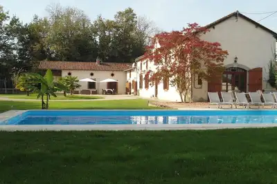 Image de Villa romantique de famille, grande piscine, jardin et la forêt. Silence et de l'espace. Avec Wifi.