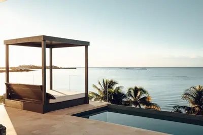 Image de Brand New Modern Beachfront 5bed / 5bath avec 2 piscines et une vue incroyable!