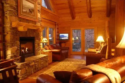 Image de Deluxe Log Home. Vue sur la montagne. Jacuzzi. 2 joueurs rms. Hdtv. Jacuzzi.