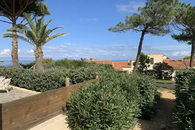 Image de Mini villa climatisée - Vue mer - Mer à 50 m - Jardin et 2 terrasses 300 m2