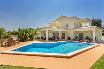 Image de villa méditerranéenne de charme et délicieusement meublée avec piscine à Alvor