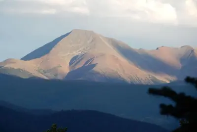 Image de Une vue imprenable, bain à remous, et à l'arrière de la forêt nationale sur sommet de la montagne
