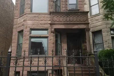 Image de Spacieux niveau Gdn Bronzeville Brownstone près du centre-ville et de l'Université de Chicago