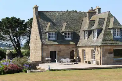 Image de Maison de Maître Bretonne en granit vue sur la mer et le phare