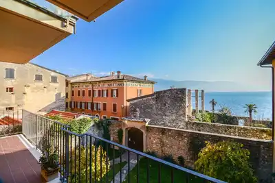 Image de Ex Maison De Lawrence Avec Balcon Et Vue Sur Le Lac