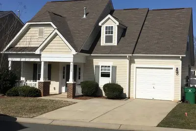 Image de maison unifamiliale mignon et spacieux, les animaux de compagnie