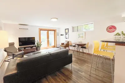 Image de Moderne, magnifiquement situé Reed College Appartement de 2 chambres avec patio privé