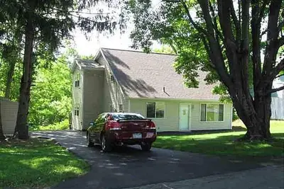 Image de Cape Cod immaculée sur le ruisseau - 4 chambres à coucher - 8 invités!